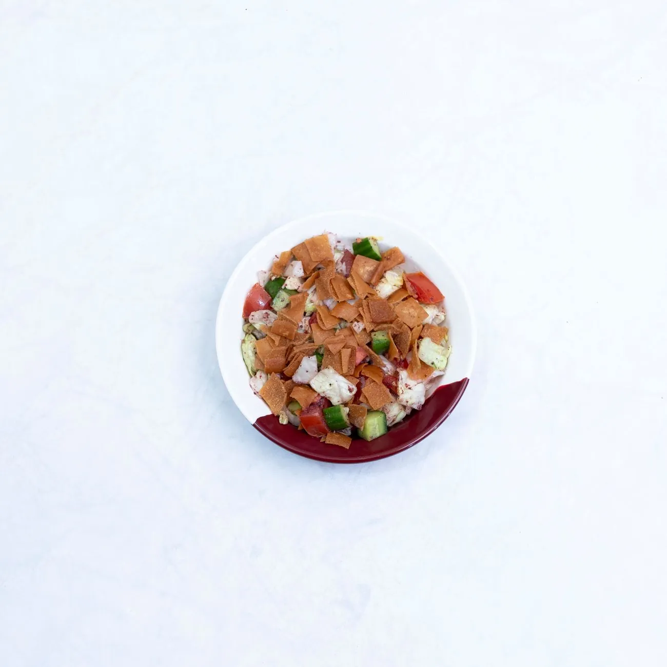Tô rau trộn kiểu fattoush với dưa leo, cà chua và bánh mì nướng giòn